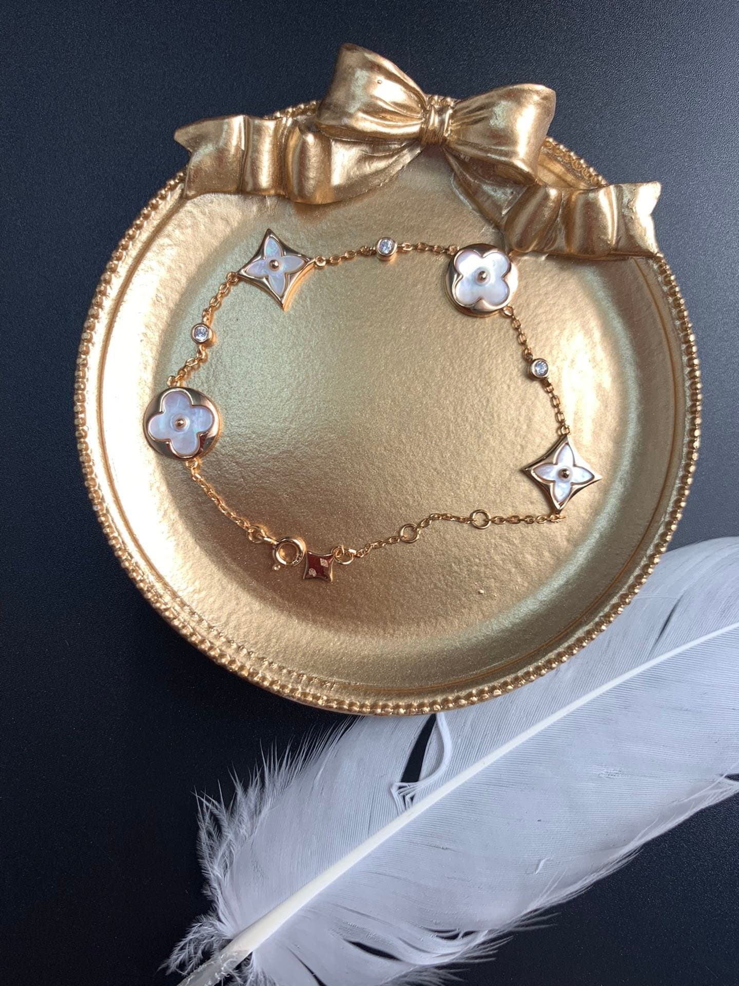 White mother-of-pearl logo 4 motif bracelet