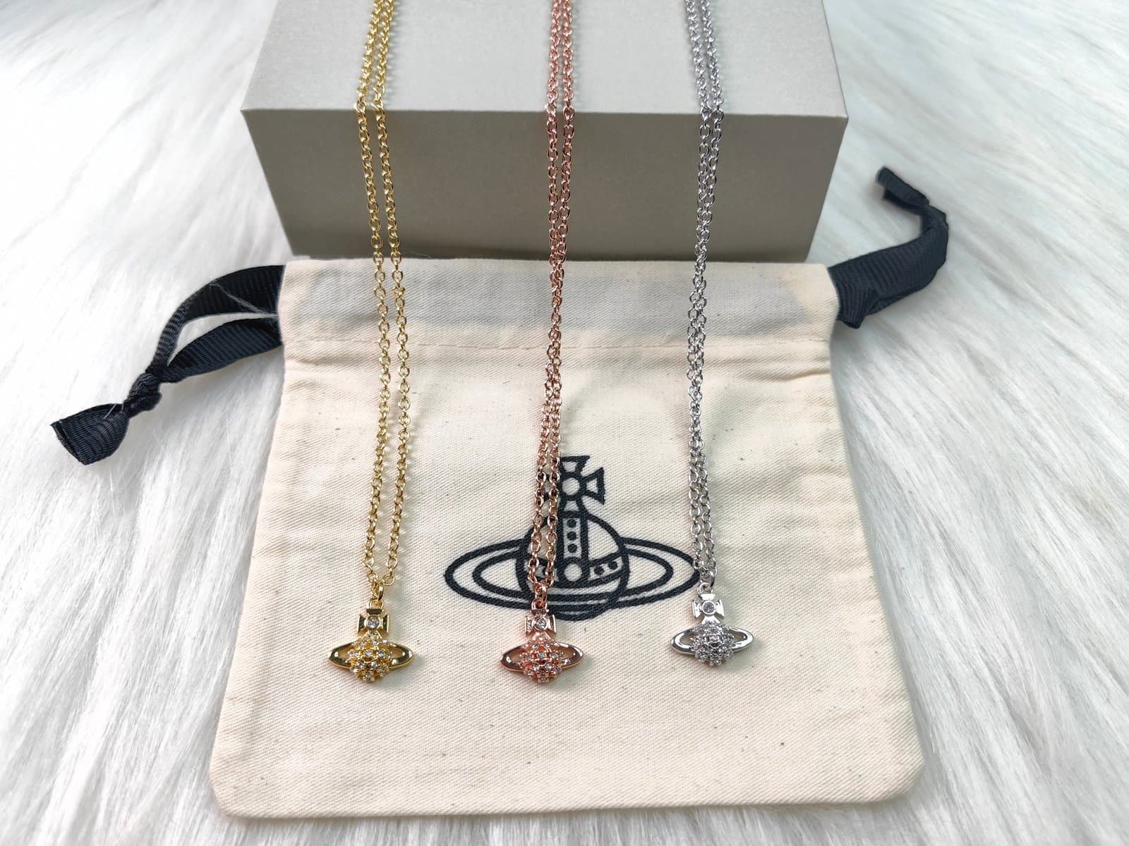 Arc-shaped diamond studded Saturn necklace